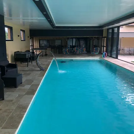 4 Personnes Avec Piscine Interieure 31 Degres Zoo De 24 H Du Mans