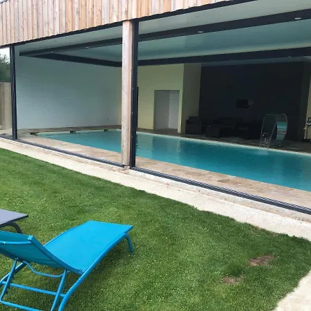 4 Personnes Avec Piscine Interieure 31 Degres Zoo De 24 H Du Mans アパート La Flèche